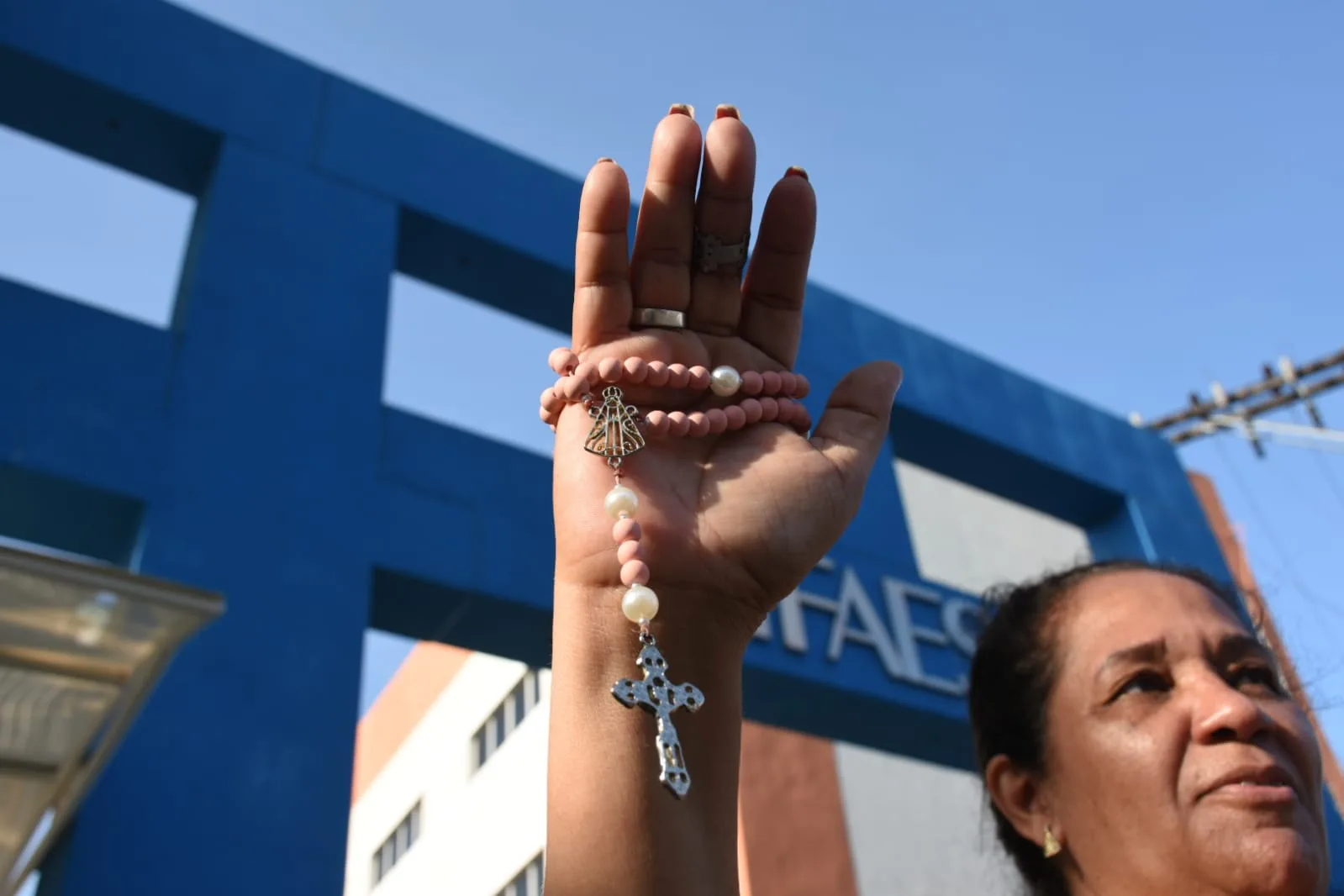 Enem: mãe reza terço em frente a local de prova para filho passar em Medicina