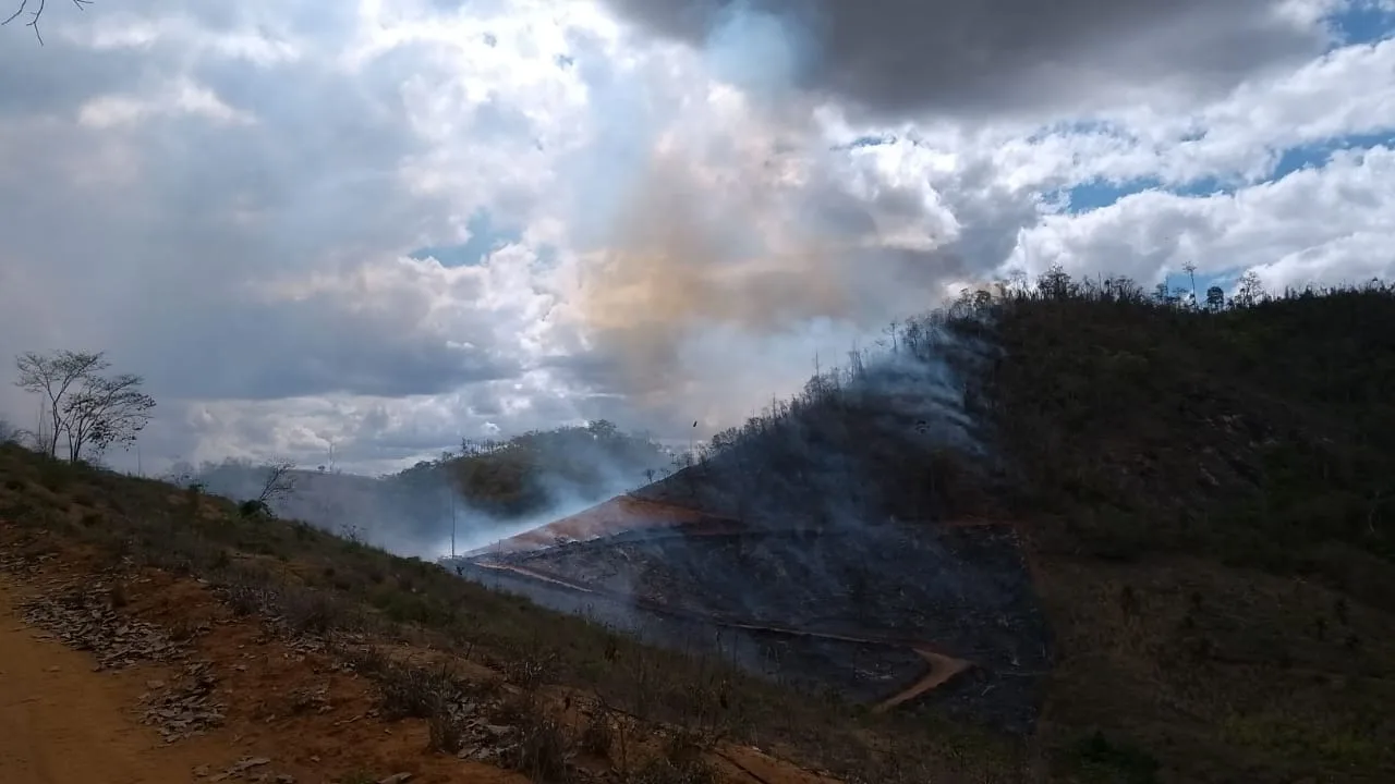 Bombeiros combatem incêndio florestal na zona rural de Marilândia