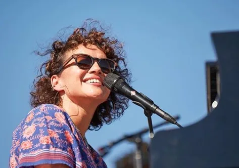 Com novas parcerias com Rodrigo Amarante, Norah Jones se apresenta no Brasil