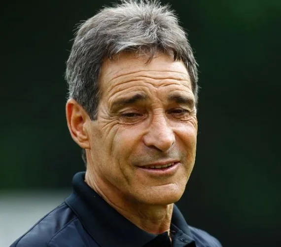 Às vésperas de clássico, Vitória demite técnico Paulo Cézar Carpegiani