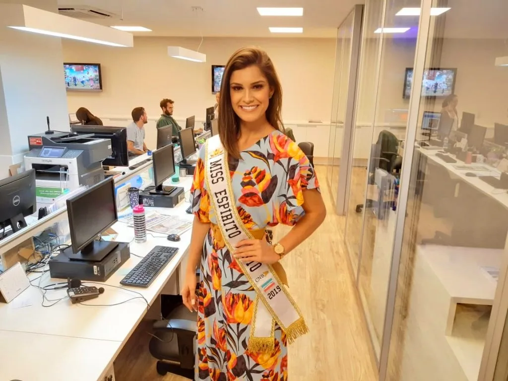 Miss Espírito Santo visita a Redação Integrada da Rede Vitória e participa do Fala ES