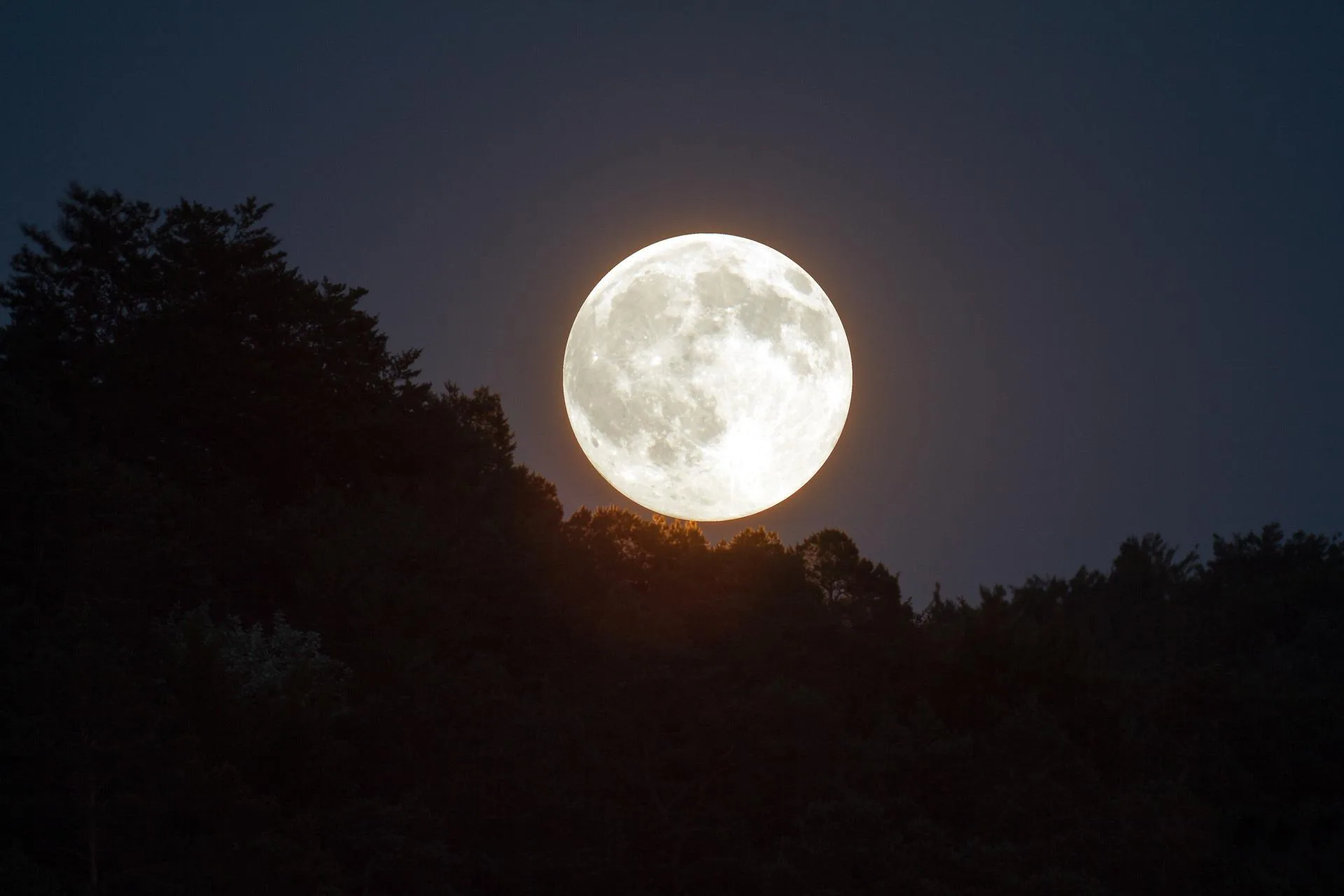 Nasa encontra poços na Lua com temperaturas 'confortáveis' para humanos