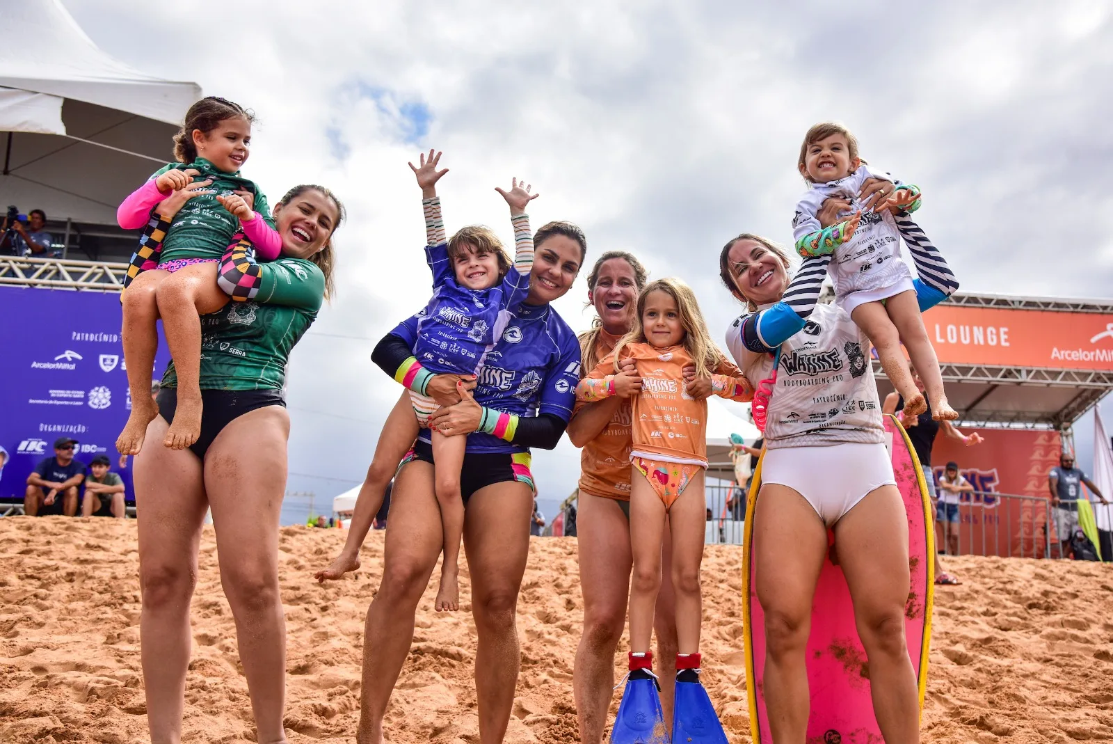 Mães e filhas competem juntas em prova emocionante do Mundial de Bodyboarding