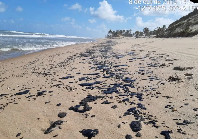 Mancha de óleo chega em praia a 55 km do ES; comitê já mobiliza treinamento em toda costa capixaba