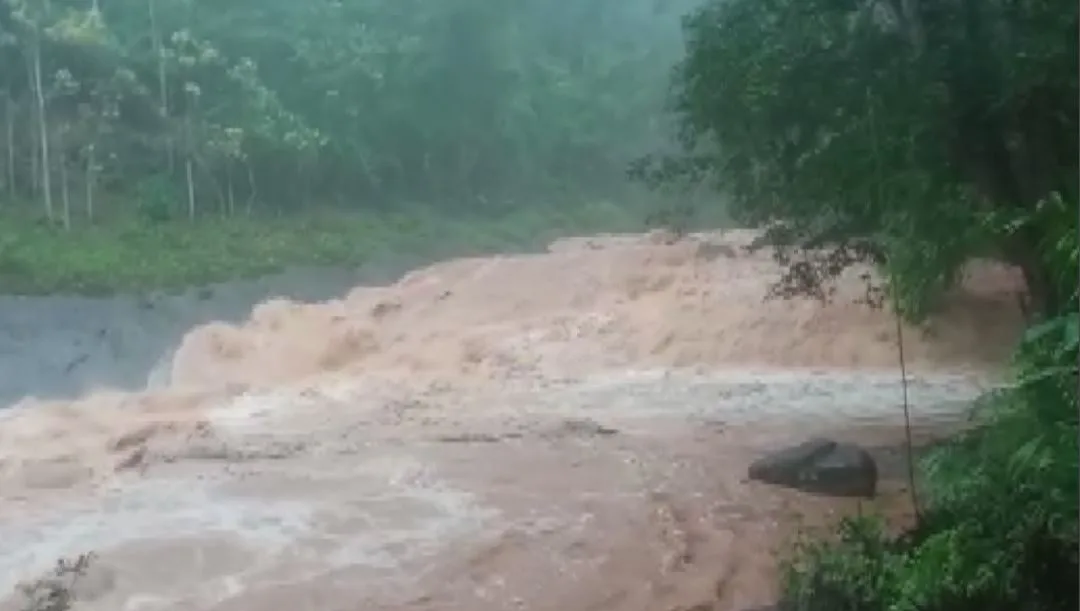 VÍDEOS | Chuva forte causa enxurrada, queda de barreira e deslizamento no ES