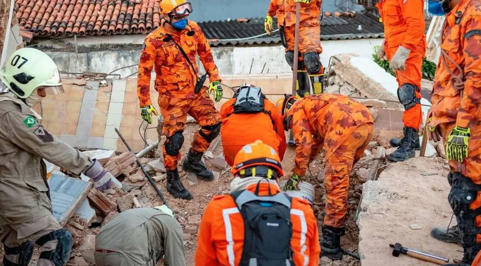 Bombeiros encontram 9ª vítima do desabamento e encerram operação de resgate