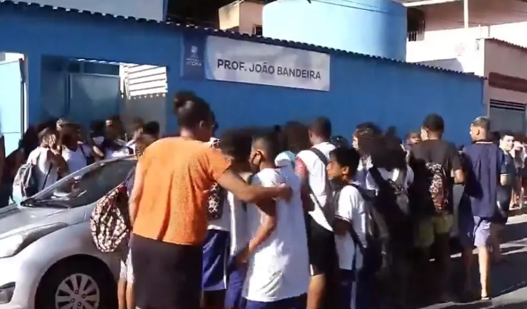 Alunos se revoltam, estouram rojões e aulas são suspensas em escola de Vitória