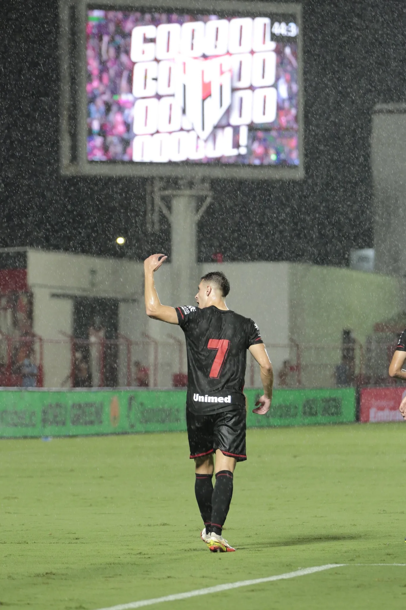 Shaylon faz dois e Nova Venécia é eliminado pelo Atlético-GO na Copa do Brasil