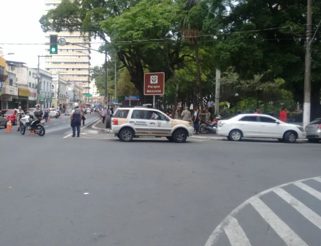 Caminhão derruba potes de manteiga e motociclista sofre acidente em Vitória