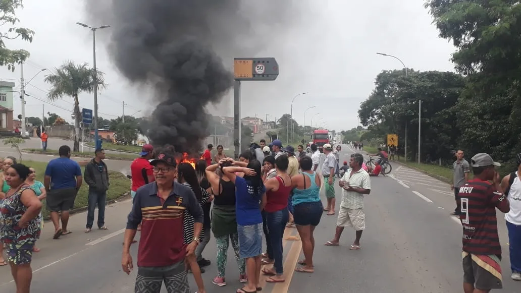 Manifestantes interditam pista na BR 101 na Serra