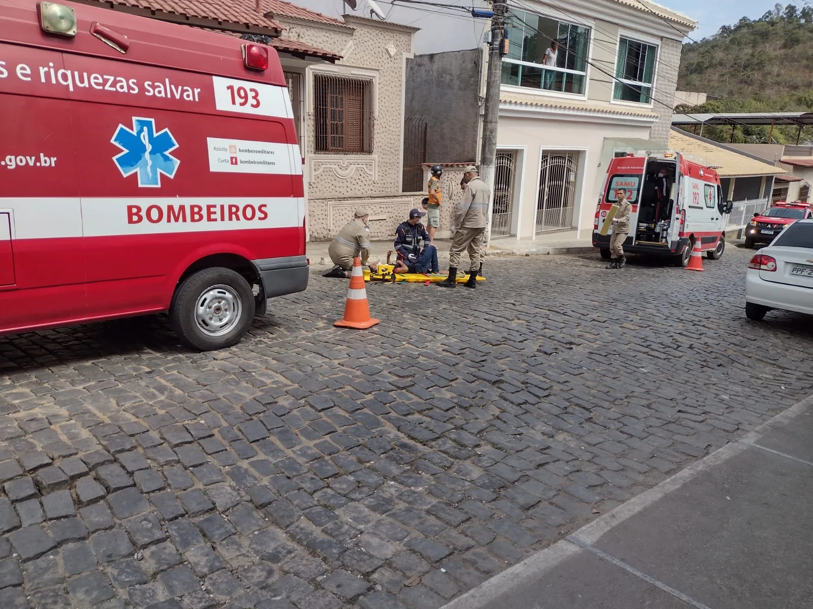 VÍDEO | Motociclista é arremessado de moto após passar em buraco numa rua em Guaçuí