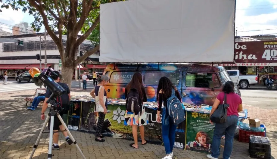 Projeto promove troca de livros e cinema ao ar livre em Cachoeiro