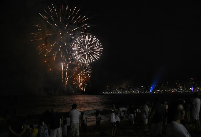 Capixabas e turistas lotam praias para dar boas-vindas a 2024; veja vídeos