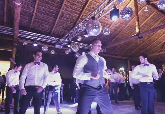 Noivo reúne amigos, dança ‘N Sync e Br’oz para noiva em casamento e vídeo bomba nas redes. Assista!