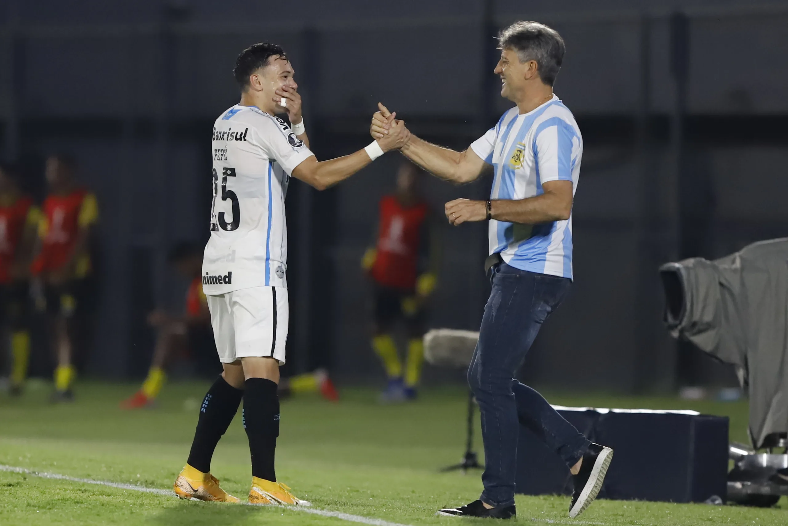 Com homenagem de Renato Gaúcho a Maradona, Grêmio vence fora pela Libertadores