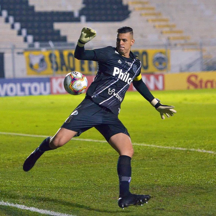 Vasco anuncia goleiro Ivan, ex-Corinthians, e renova com Alex Teixeira e jovens