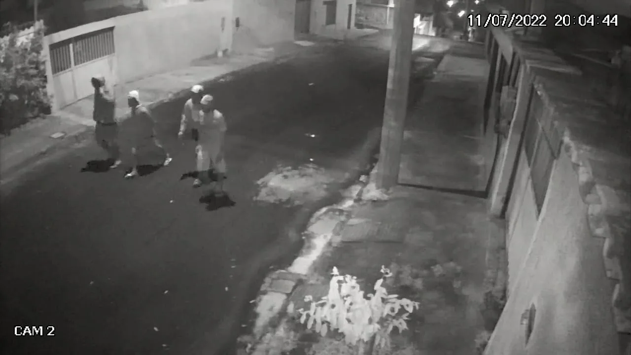 VÍDEO | Quatro homens armados invadem casa, rendem família e roubam carro na Serra