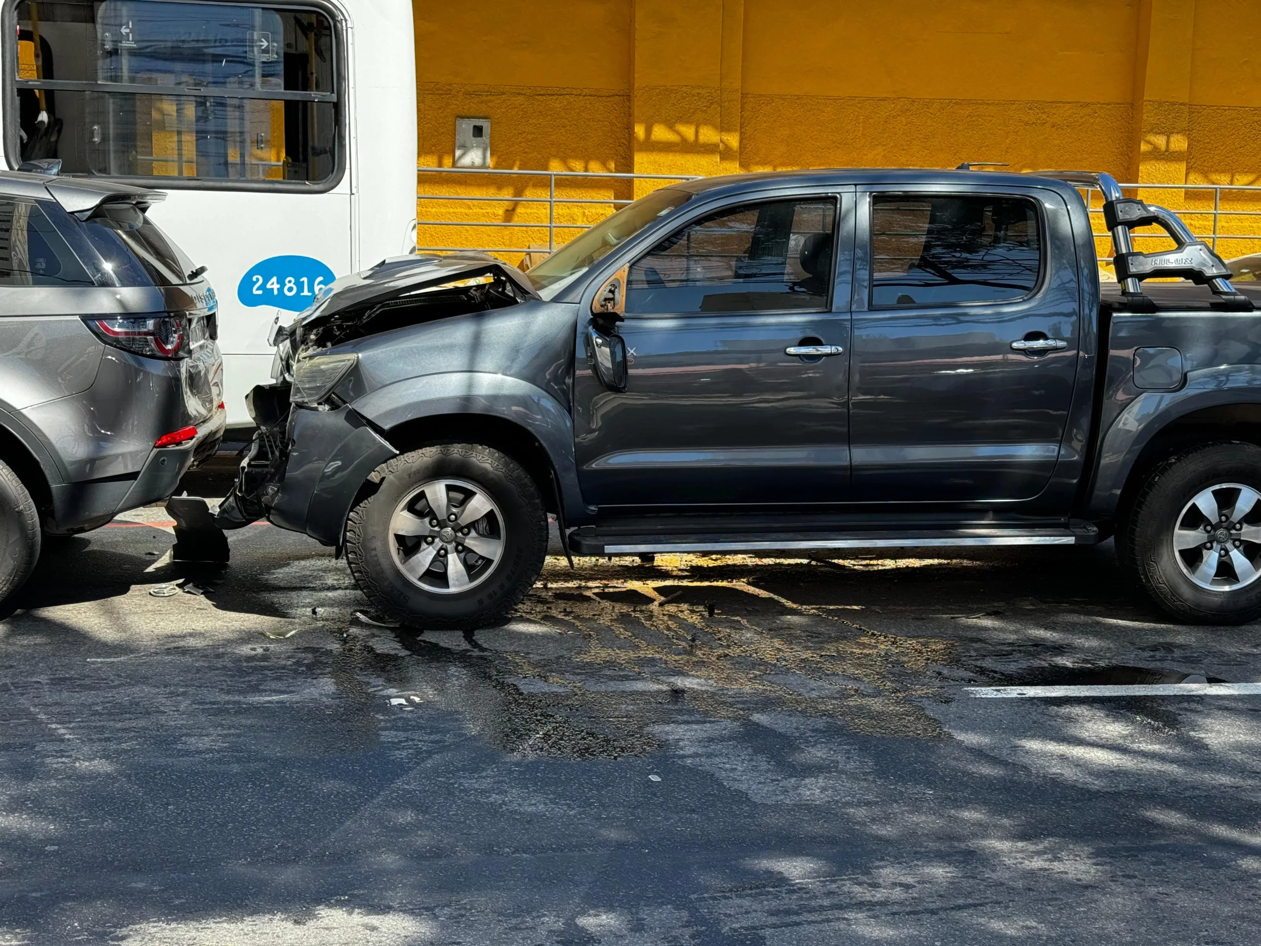 Batida causa engavetamento com carros de luxo em avenida de Vitória