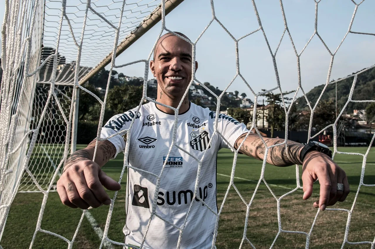 Com contrato até o fim do ano, Santos confirma acerto com Diego Tardelli