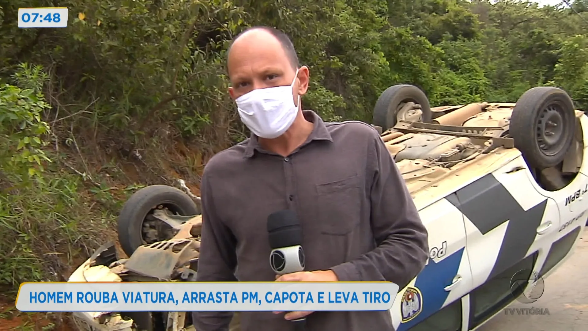 Homem rouba viatura, arrasta PM, capota e leva tiro