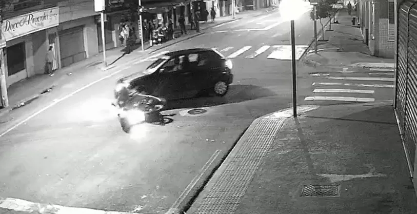 VÍDEO | Motociclista sobrevive após ser atropelada e arrastada por carro