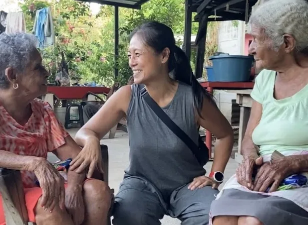 Mulher viaja  o mundo atrás dos segredos de quem chegou aos cem anos e longevidade é revelada