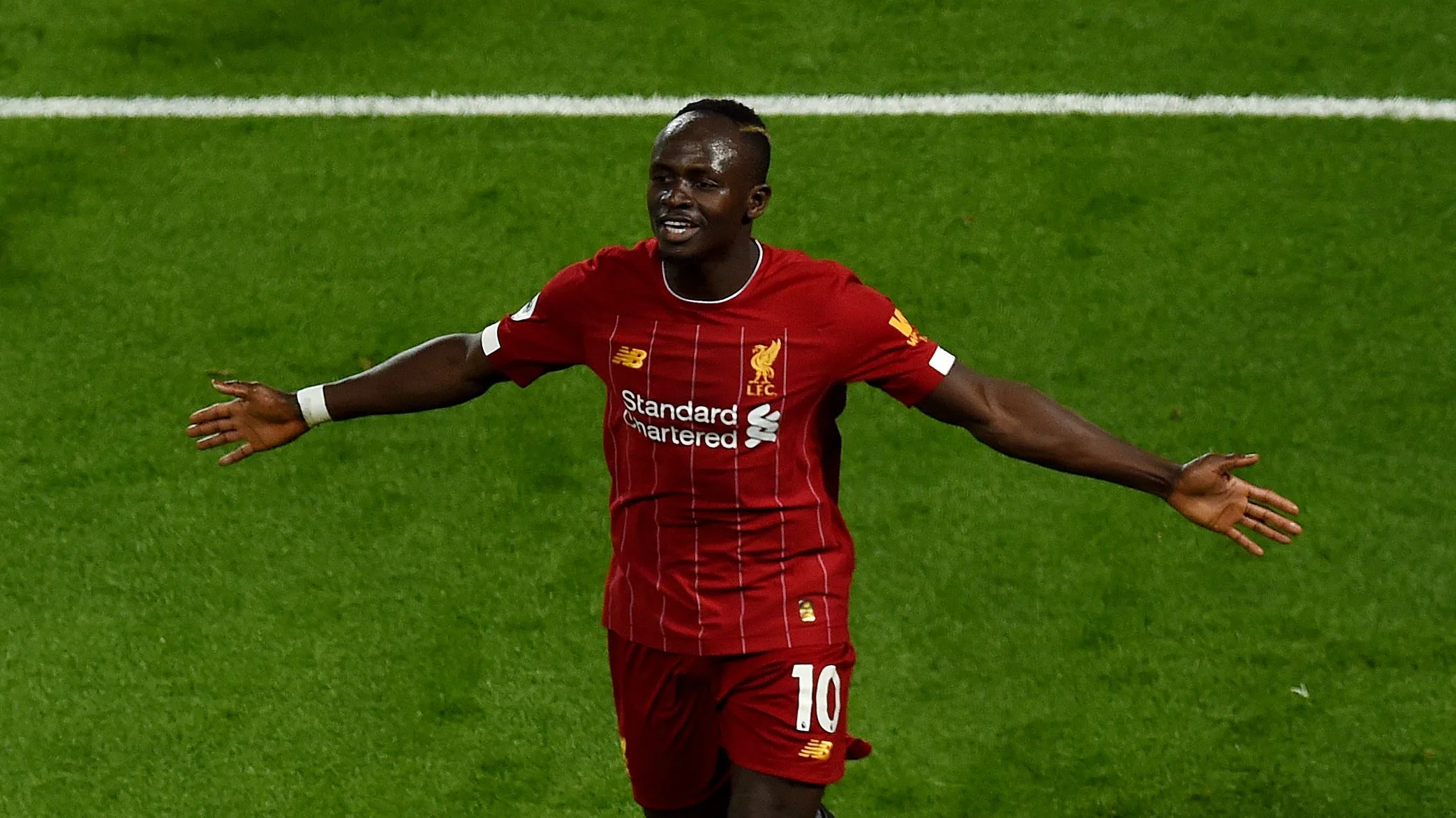 Com gols de Salah e Mané, Liverpool vence e segue disparado na ponta do Inglês