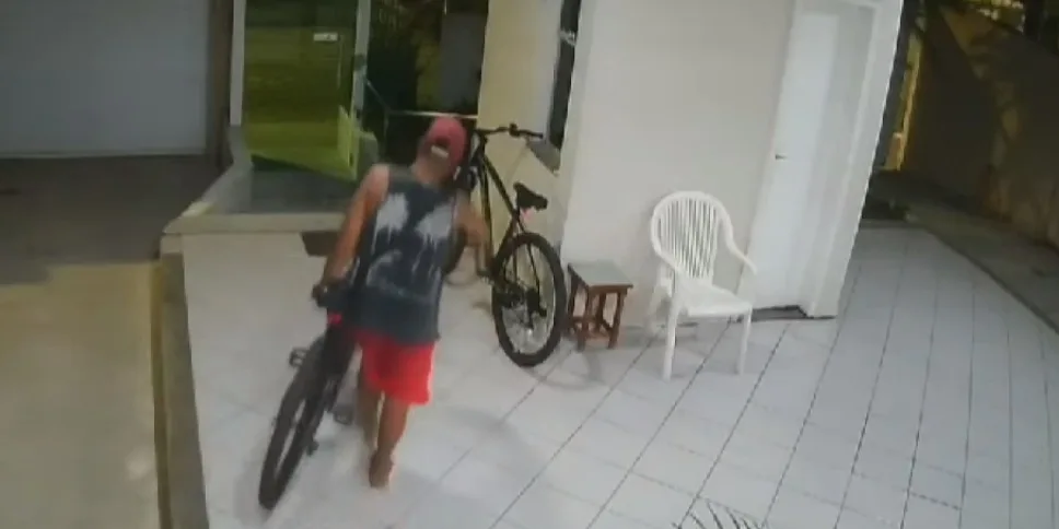 VÍDEO | Ladrão invade condomínio e furta bicicletas na Mata da Praia