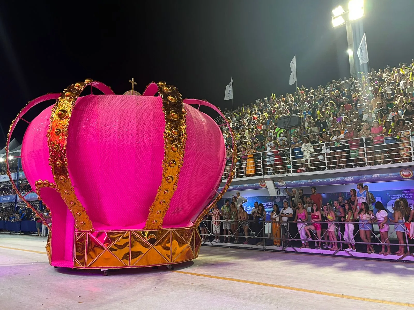 Coroa que abriu desfile da Novo Império no Carnaval de Vitória é furtada