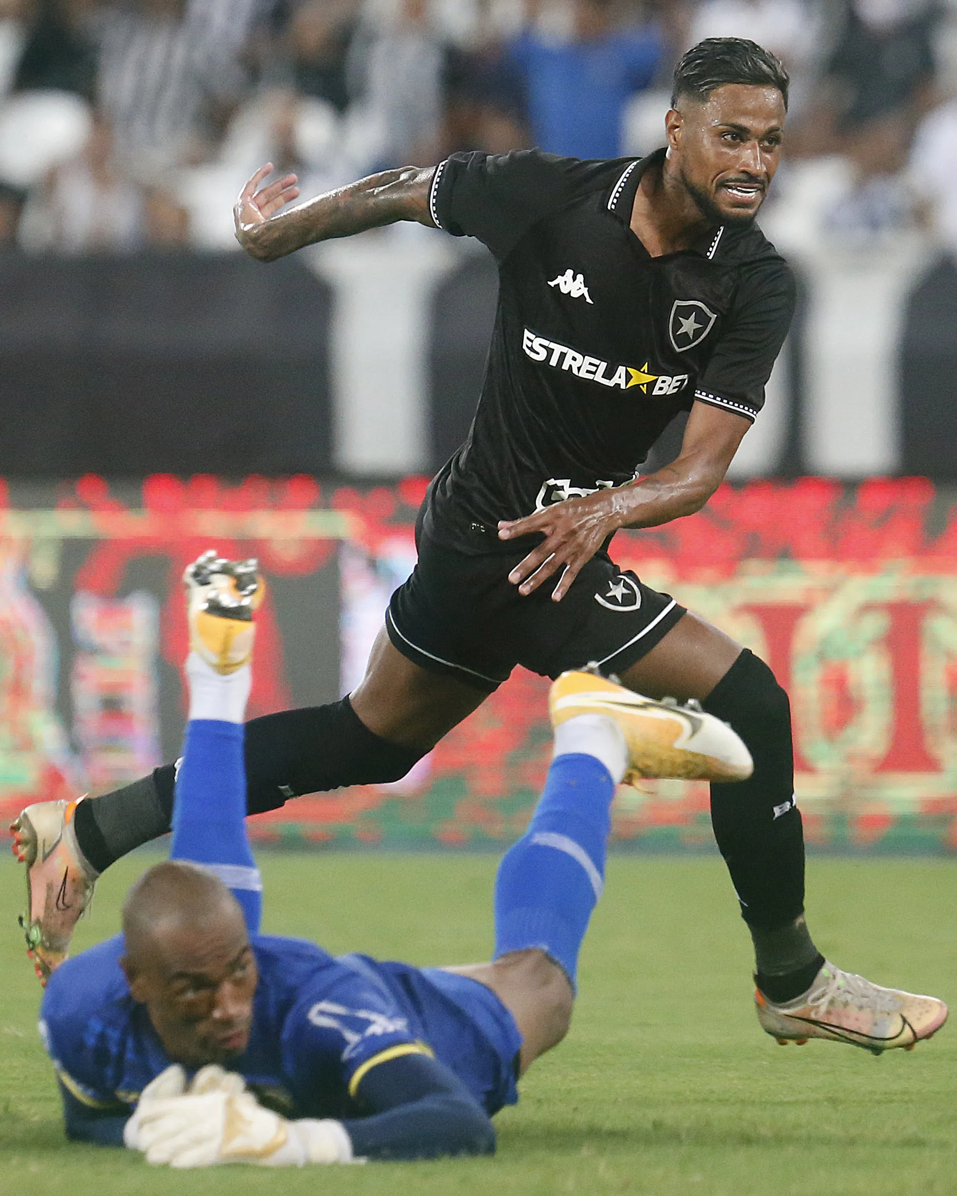 Botafogo leva 2 gols, reage e vira sobre o Madureira com belo 2° tempo no Carioca