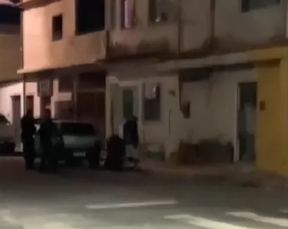 VÍDEO | Homem fica ferido ao tentar proteger filho de tiros em confusão com PMs na Serra