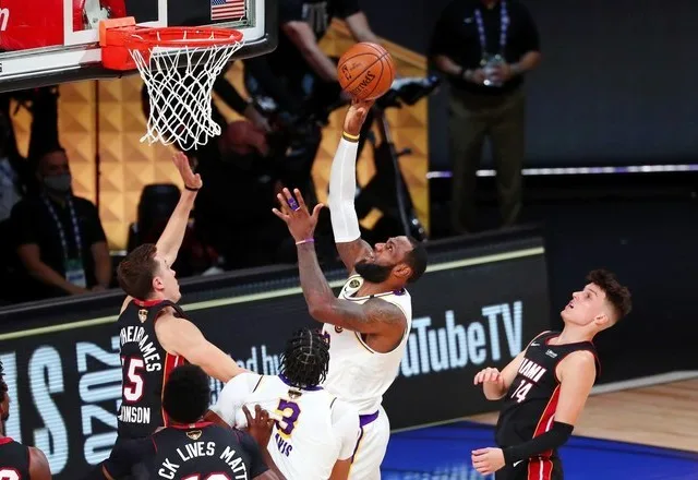 Sob a batuta de LeBron, Lakers bate Heat e conquista 17° título da NBA