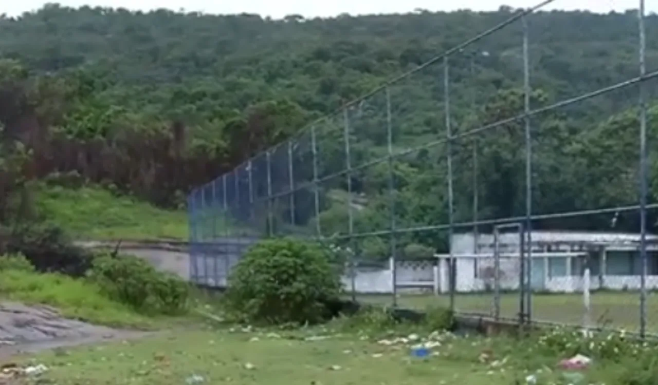 Jovem é amarrado e agredido a pauladas em campo de futebol em Vitória