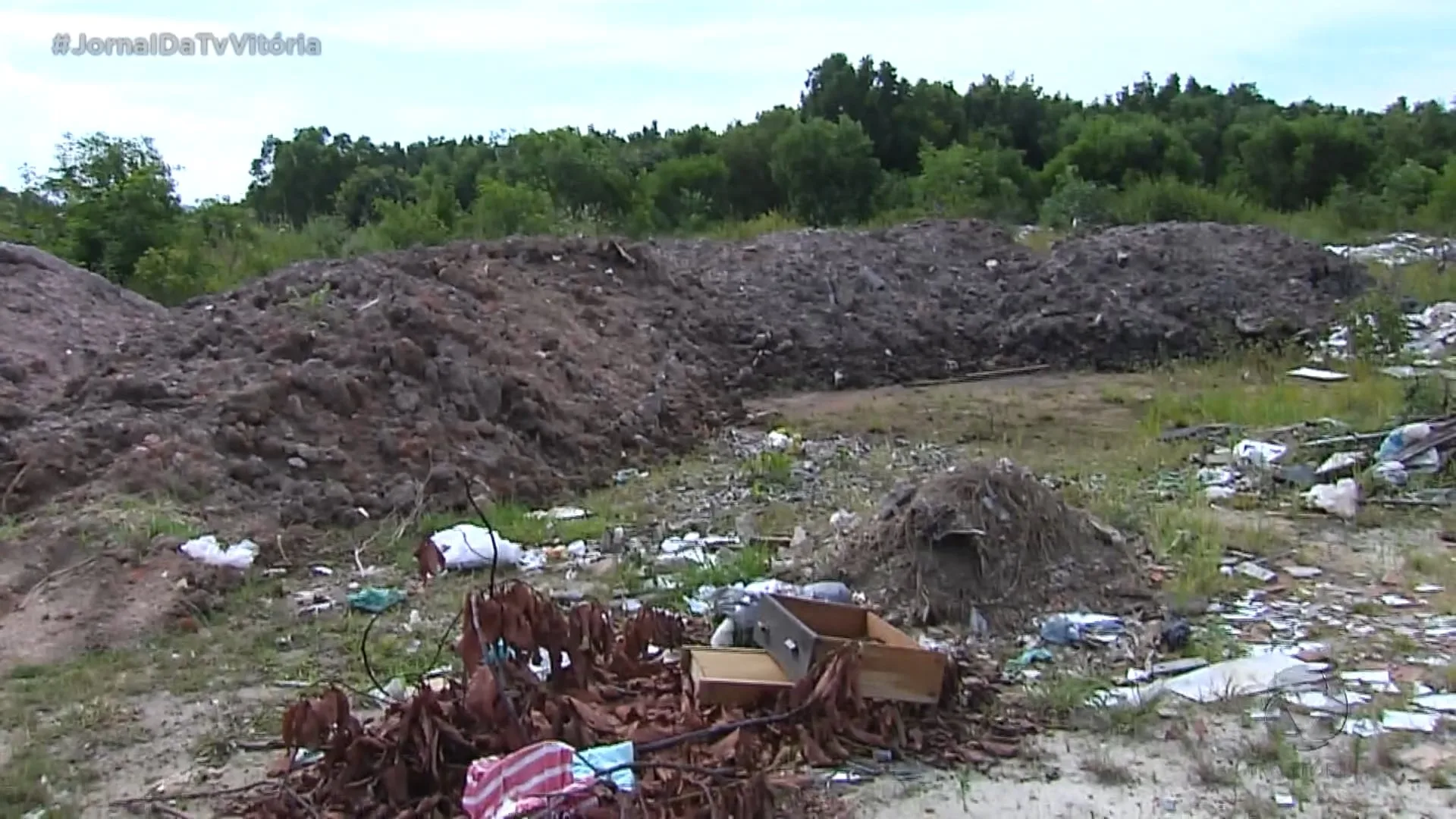 Área de preservação em Vila Velha está tomada pelo lixo