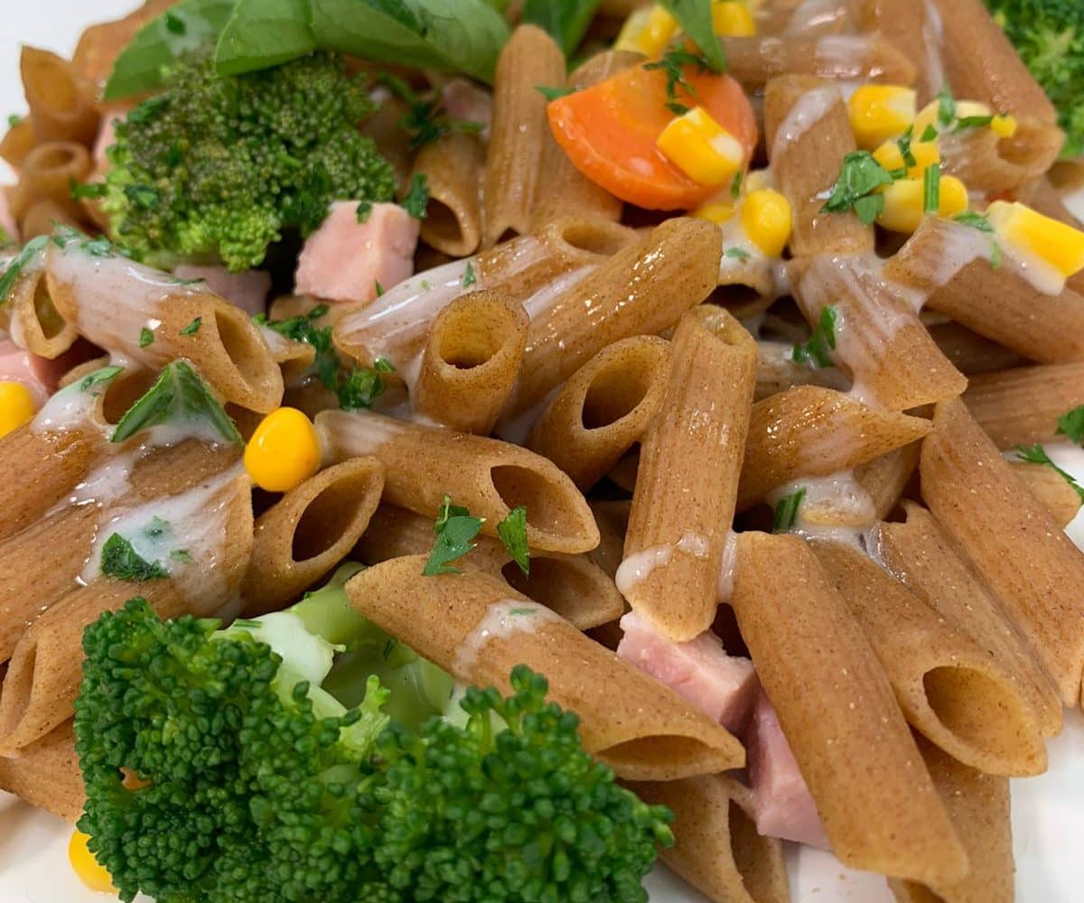 Receita leve e saborosa: Macarrão integral com cenoura ao molho de iogurte