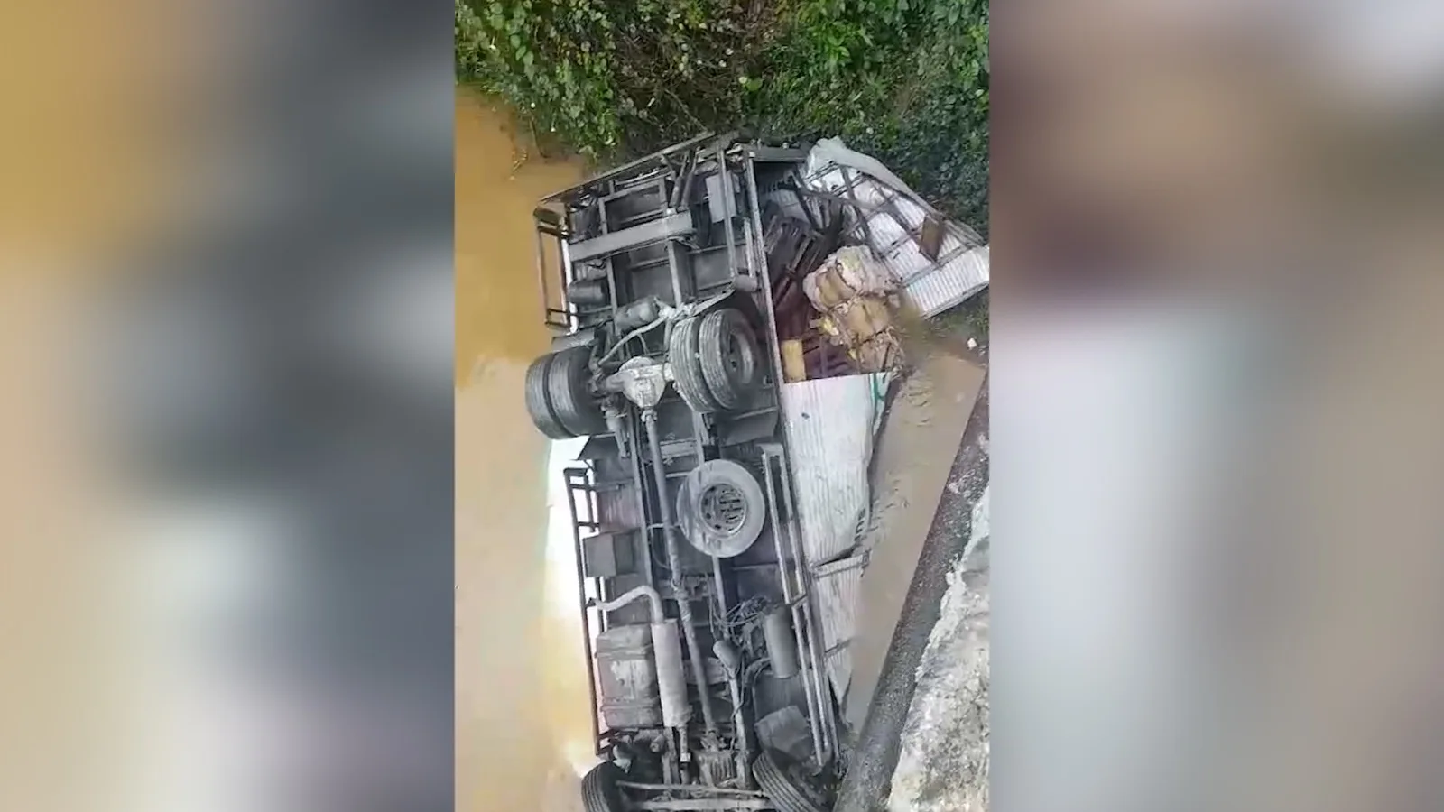 VÍDEO | Caminhão despenca de ponte, cai em rio e motorista morre na BR-101