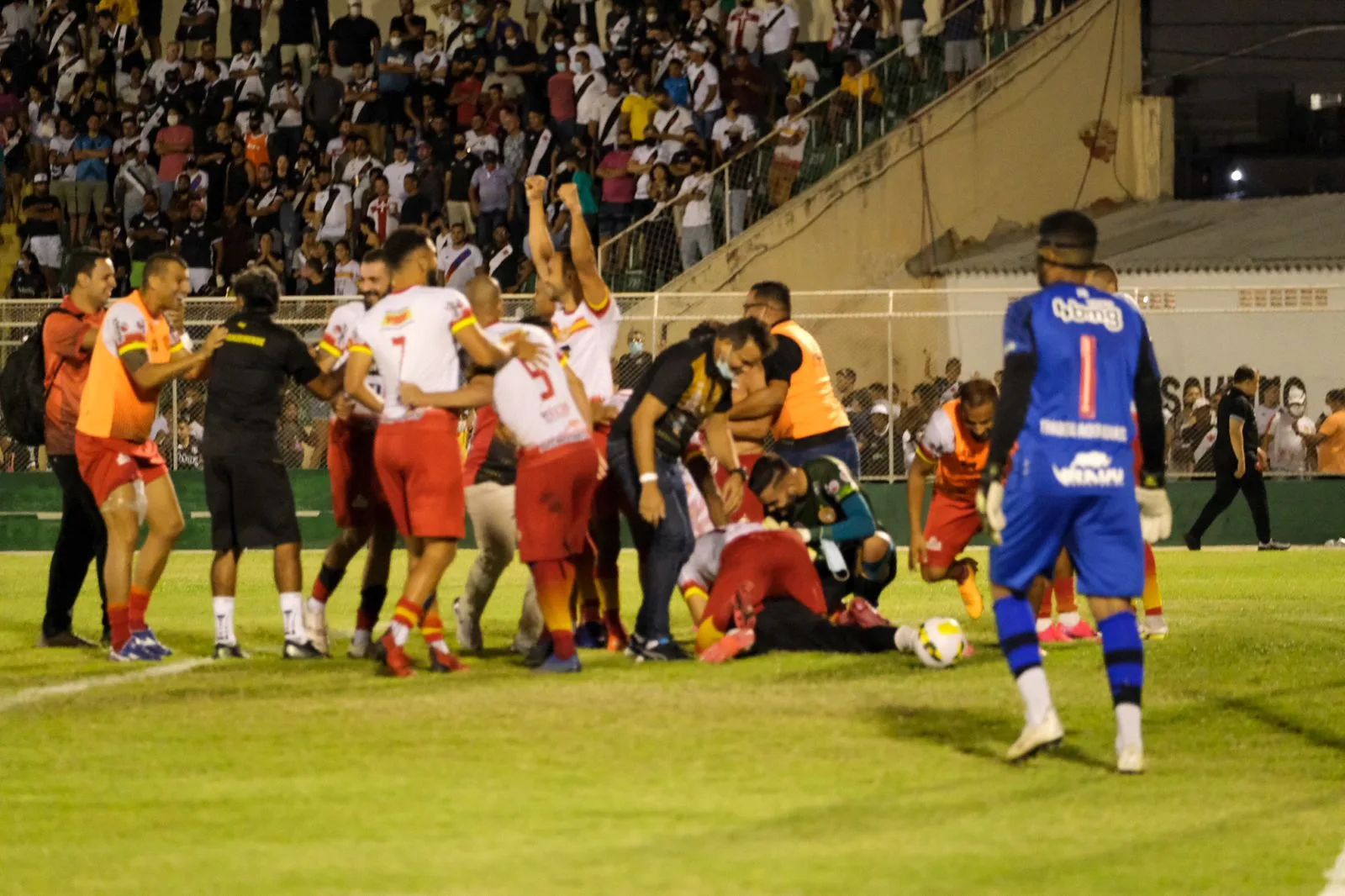 Nos pênaltis, Vasco perde para a Juazeirense e está fora da Copa do Brasil