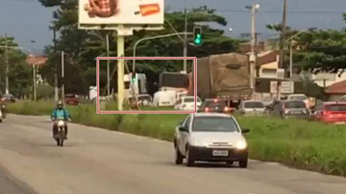 Carreta fica atravessada na Darly Santos e complica trânsito em VV!