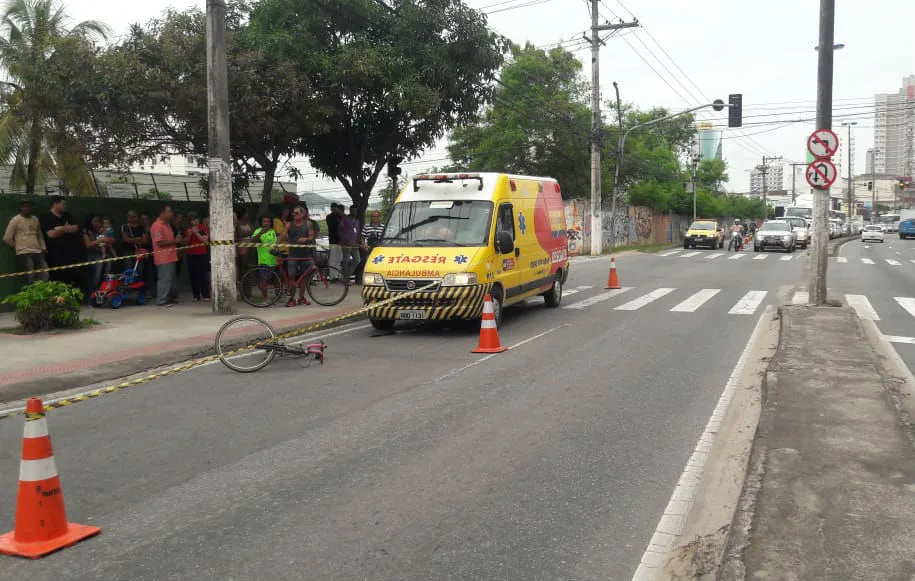 Ciclista morre após ser atropelado por ônibus na Rodovia do Sol, em Vila Velha