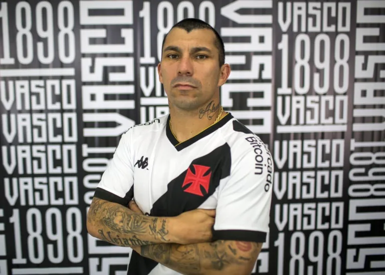 Vasco confirma contratação do volante chileno Gary Medel