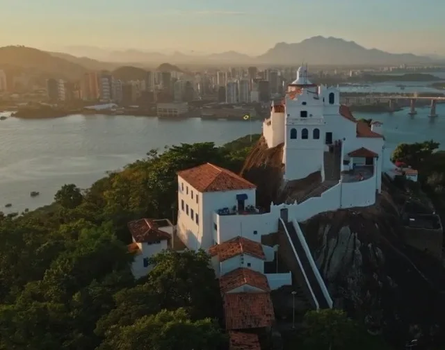 VÍDEO | Drones mostram belezas da Prainha, Forte de Piratininga e Convento da Penha