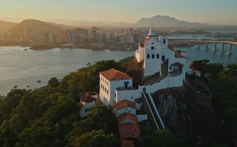 VÍDEO | Drones mostram belezas da Prainha, Forte de Piratininga e Convento da Penha