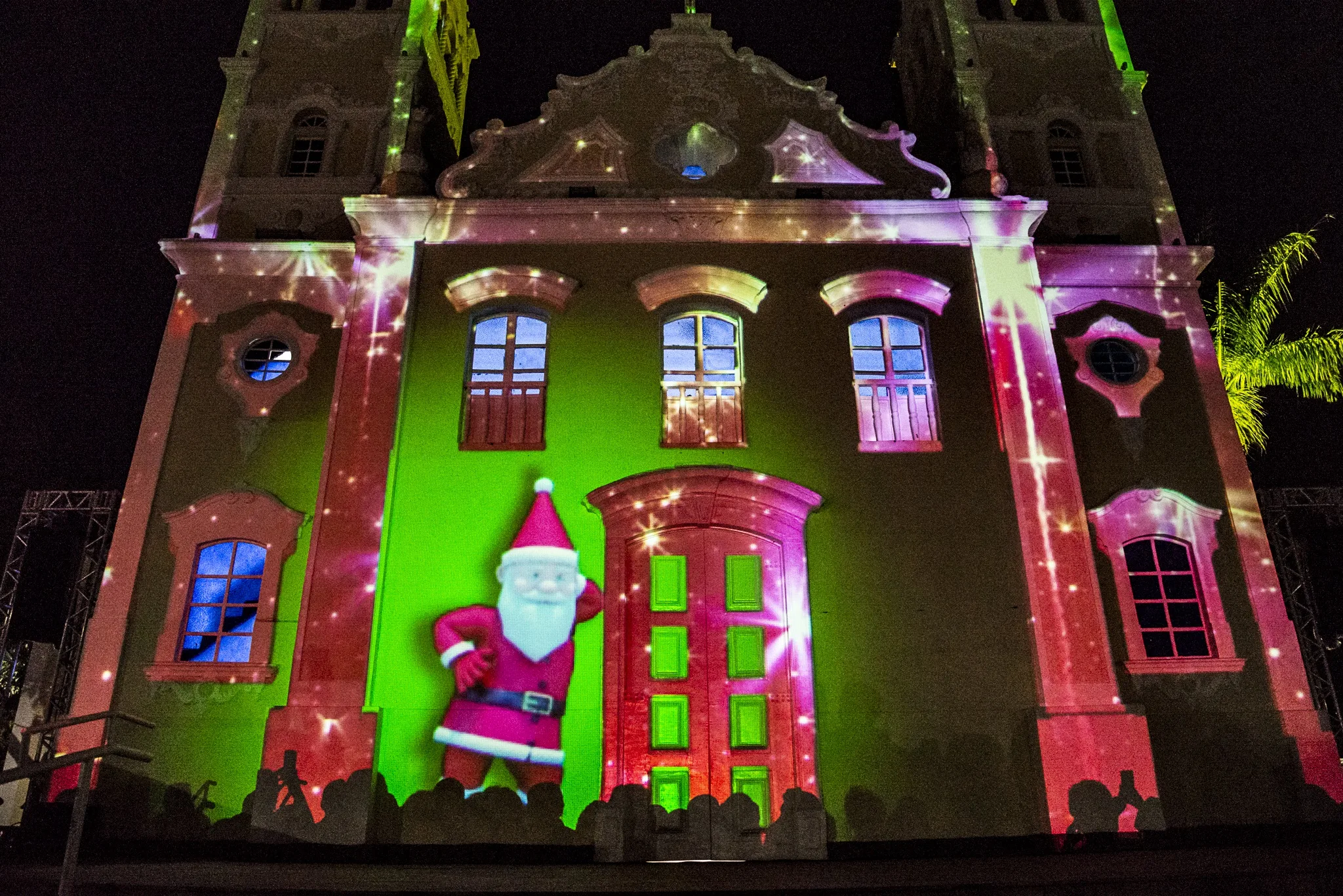 Paredes da Igreja Matriz de Serra-Sede viram telão para exibir imagens de Natal e pontos turísticos