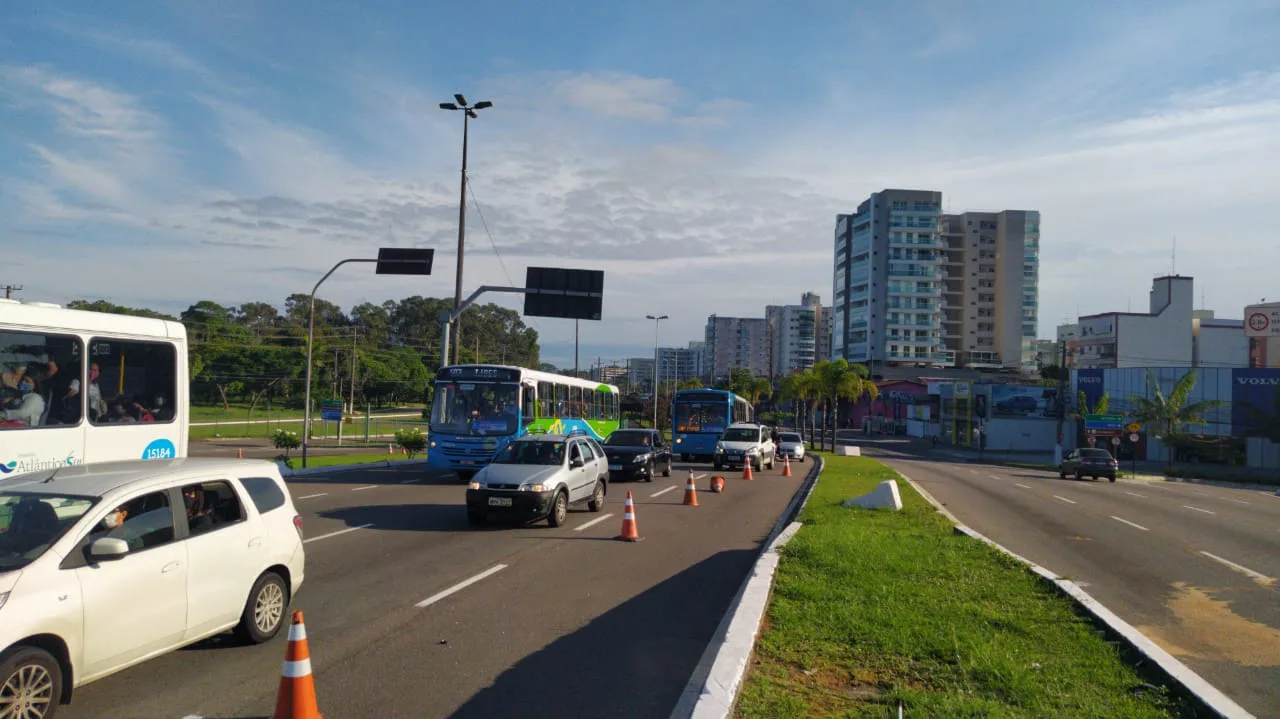 Acidente na Fernando Ferrari deixa feridos e trânsito lento em Vitória