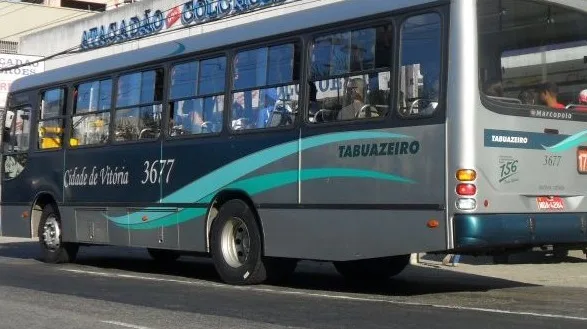 Mulher é esfaqueada dentro de ônibus após tentativa de roubo, em Vitória