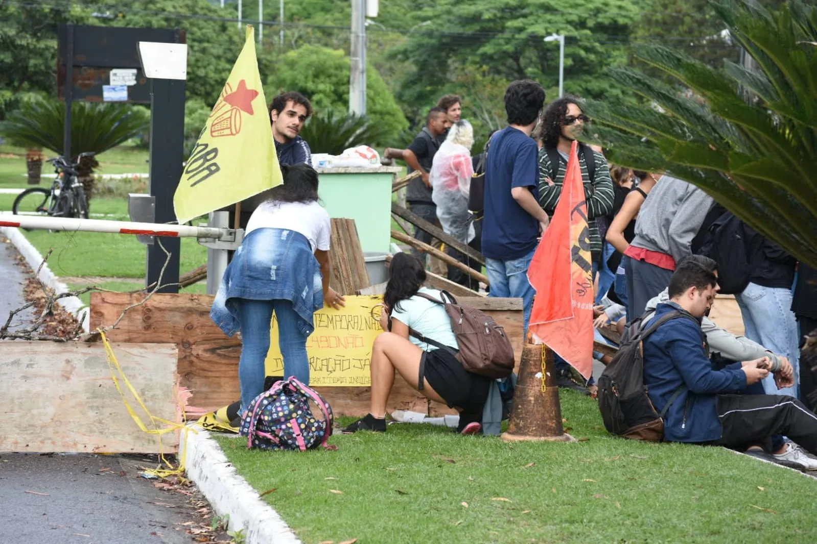 Alunos bloqueiam entradas da Ufes em protesto contra mudanças no RU