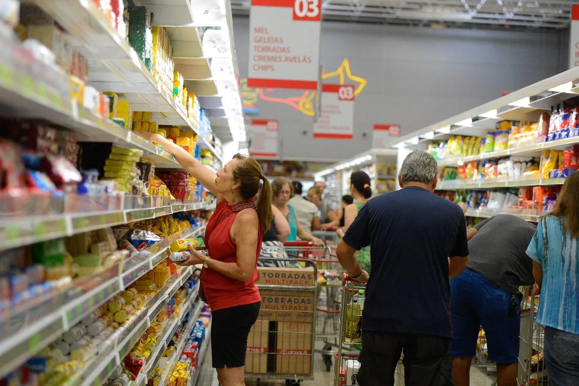 Vitória (ES) – Supermercados lotados e com filas nos caixas e na entrada funcionam em horário reduzido. (Tânia Rêgo/Agência Brasil)