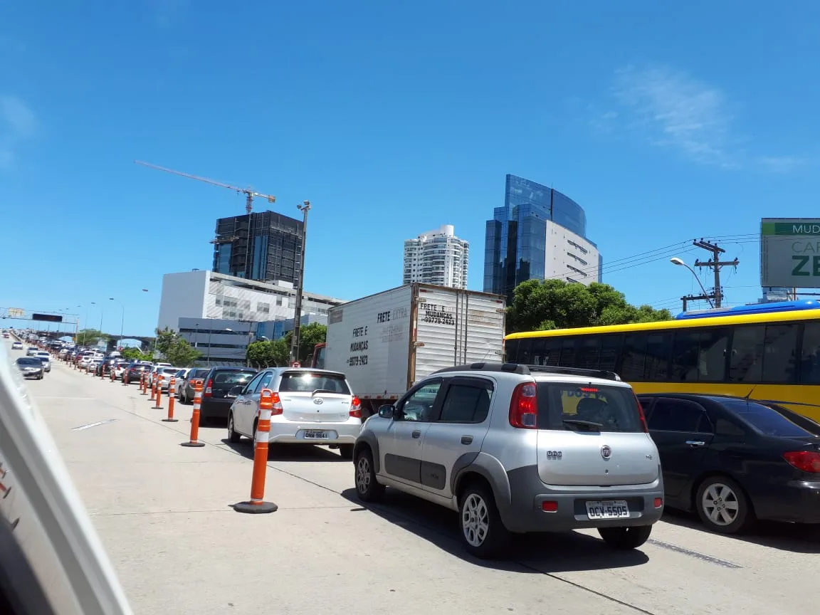 Acidente entre carro e moto deixa trânsito lento na Terceira Ponte