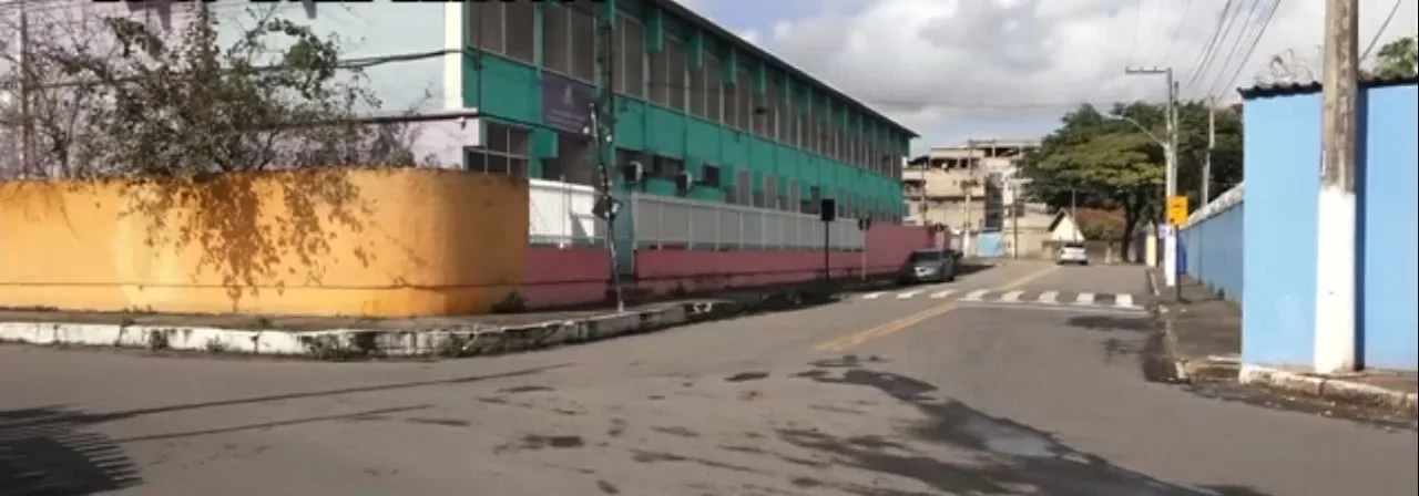 VÍDEO | Adolescentes vão parar na delegacia após briga com faca em frente à escola de Cariacica