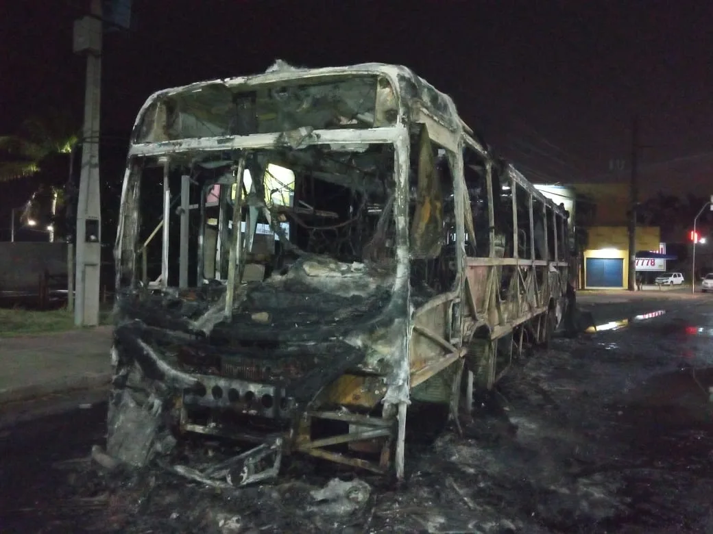 VÍDEO | Ônibus do Transcol é incendiado na Rodovia do Sol, em Vila Velha